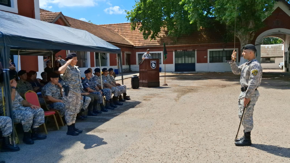 Directora de la DNGR y jefe de curso de la Unidad PUMA frente a personal formado en ceremonia.