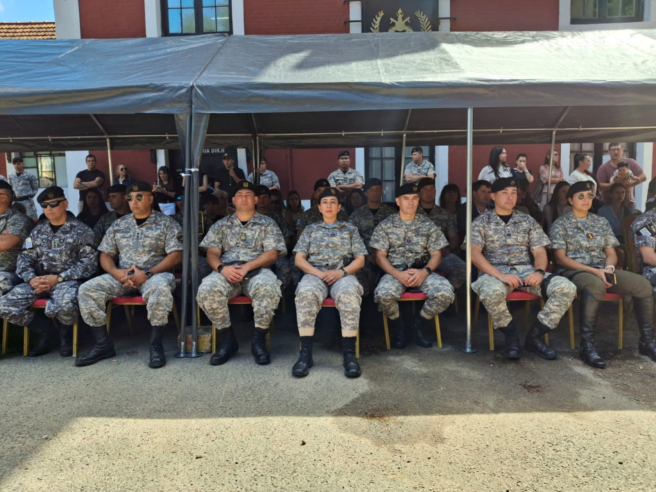 Autoridades de la Dirección Nacional Guardia Republicana, uniformadas, sentadas en acto oficial.
