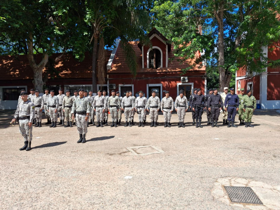 Policías que aprobaron el Curso PUMA formados de pie con oficiales al frente