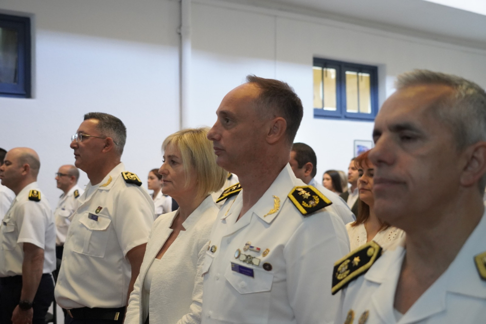Autoridades durante estrofas del himno nacional