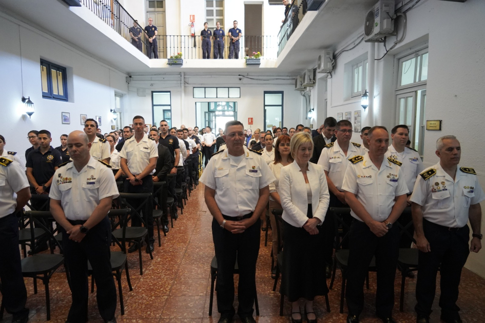 Autoridades y público durante estrofas del himno nacional