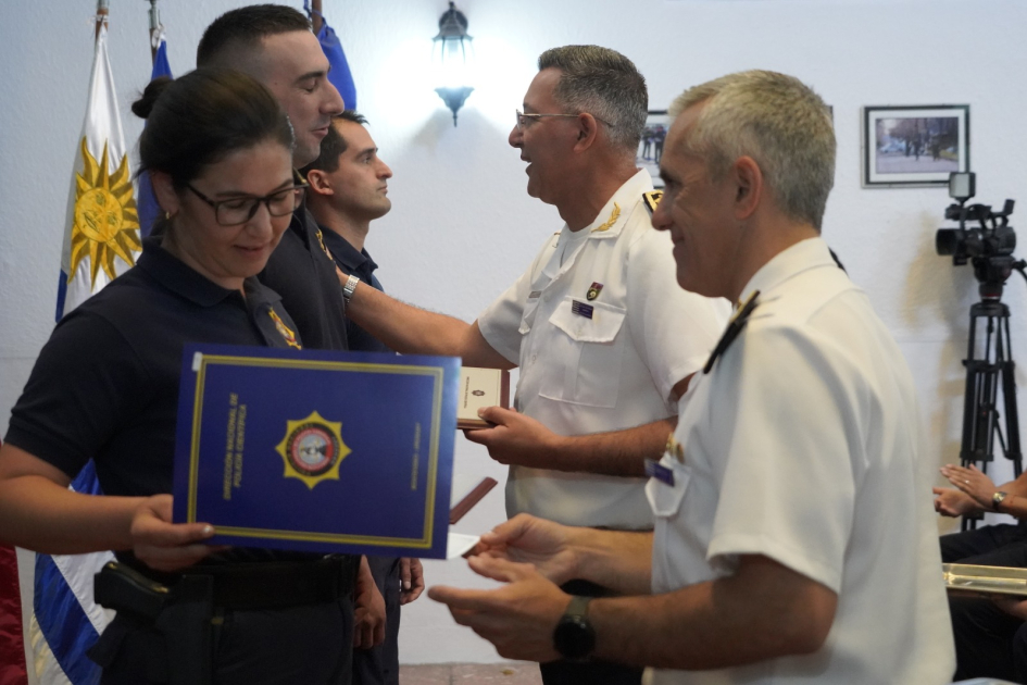 Autoridades haciendo entrega de reconocimientos