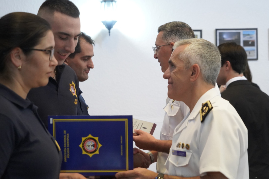 Autoridades haciendo entrega de reconocimientos