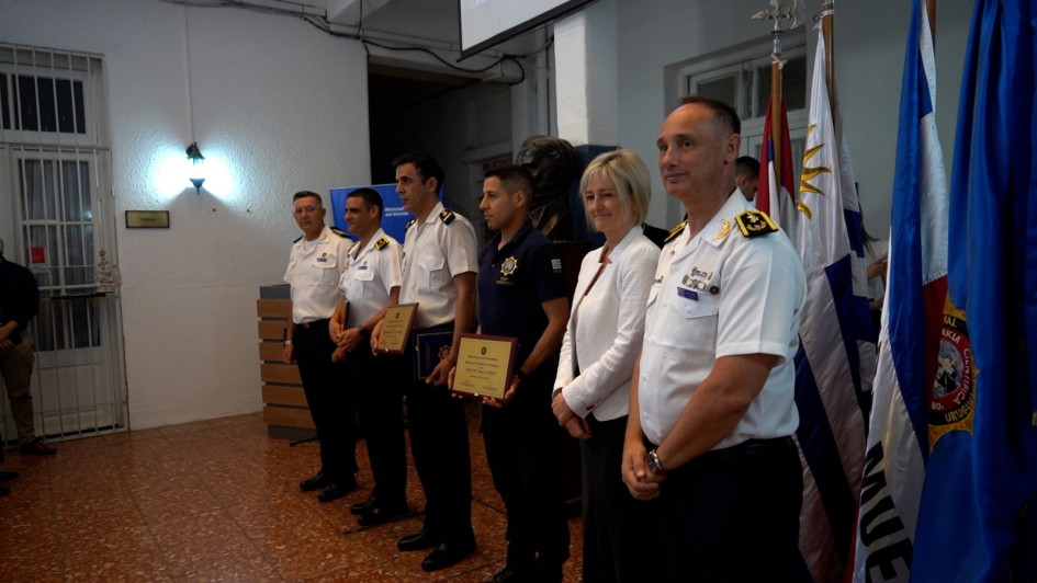 Autoridades ministeriales haciendo entrega de reconocimientos