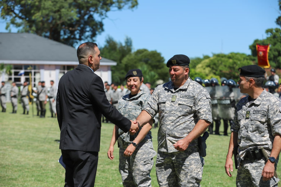 Comando DNGR entrega premio de Inteligencia Funcional a efectivo de traje