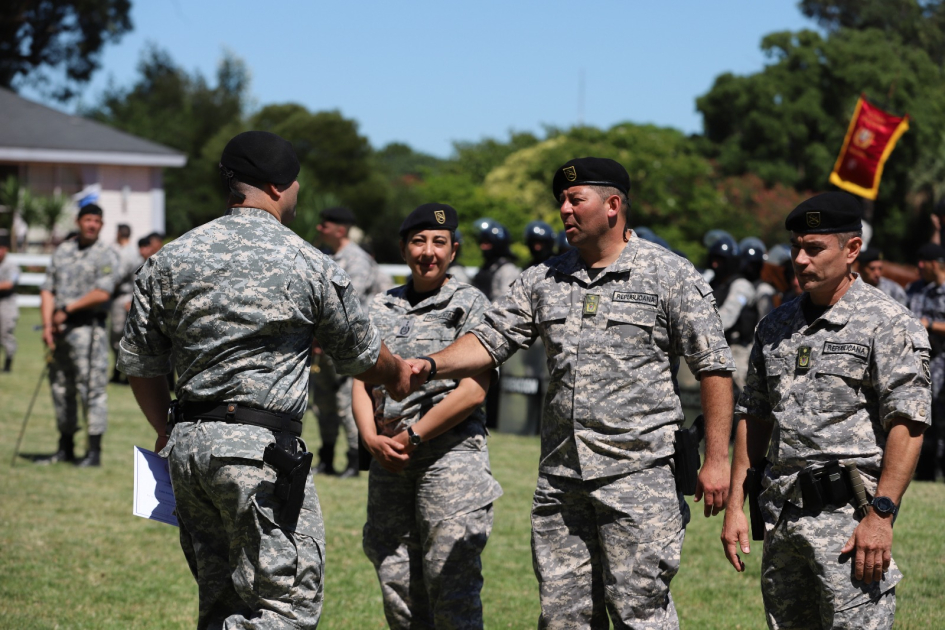 Autoridades saludan y felicitan a policía por premio a la laboriosidad