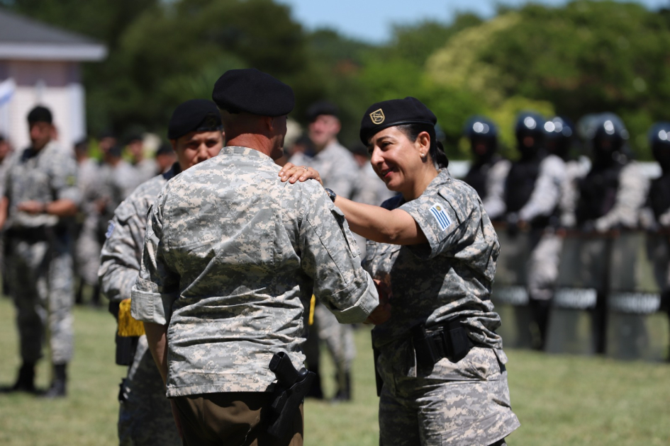 Directora Nacional felicita a efectivo por más de 30 años de servicio