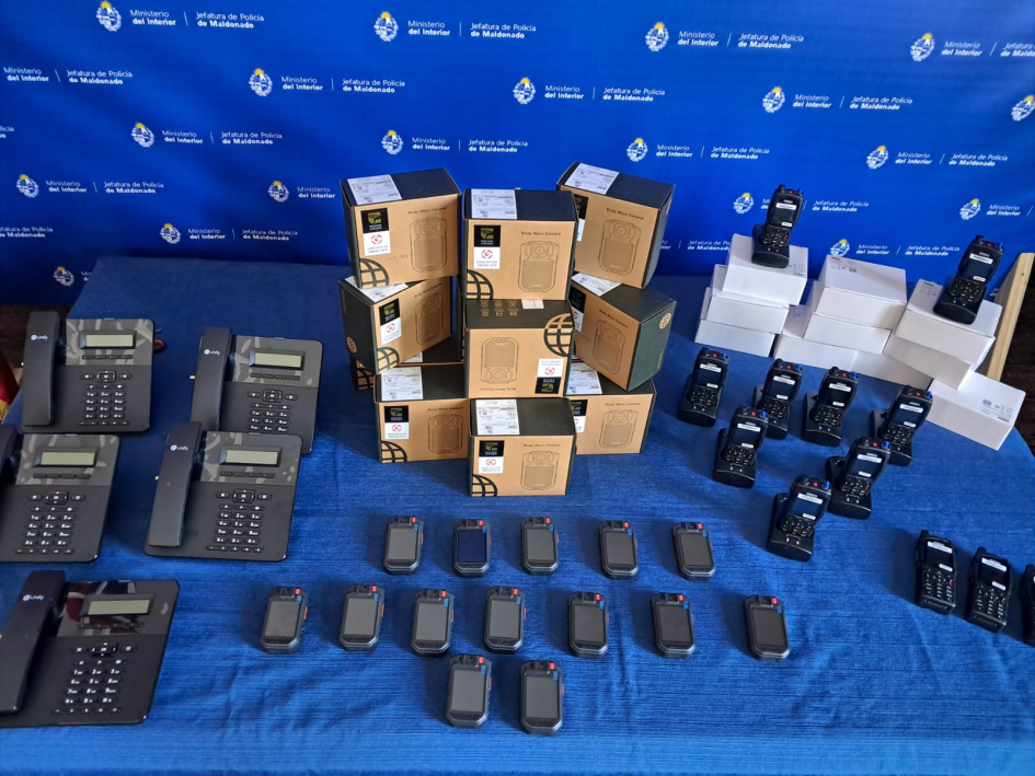 Equipos de comunicaciones y cámaras personales.