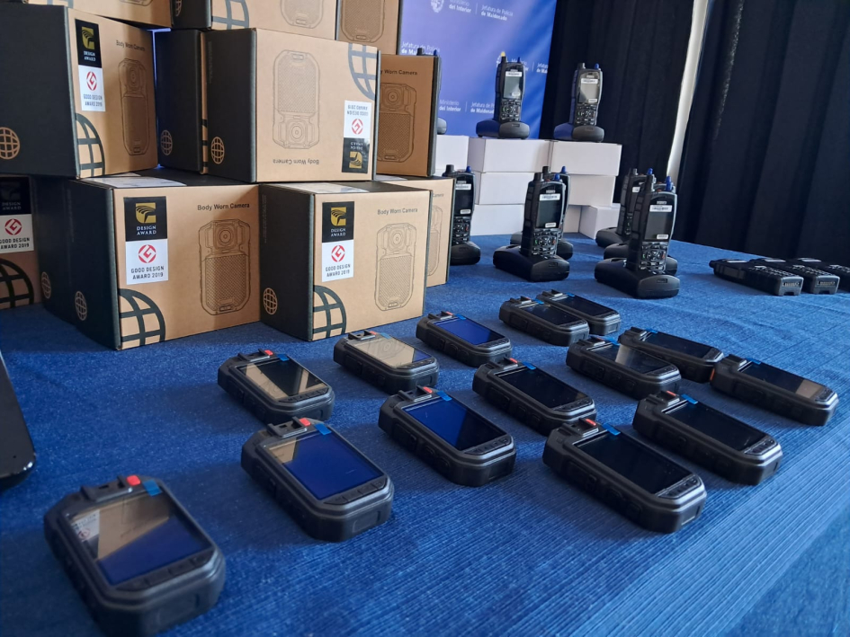 Equipos de comunicaciones y cámaras personales.