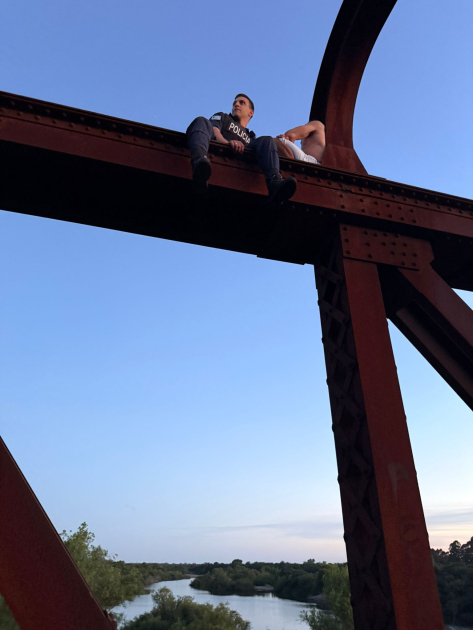 Policías responden a un intento de suicidio