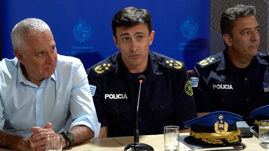Ministro del Interior junto a autoridades policiales y coordinadores de la Cooperativa Burgues