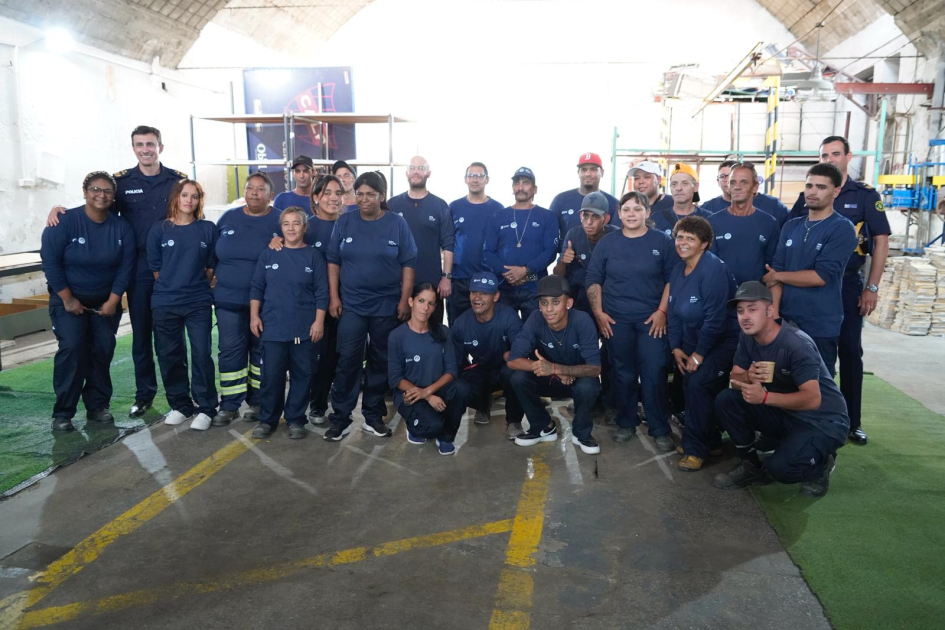 Socio cooperativa Burgues junto a autoridades policiales en firma de convenio 