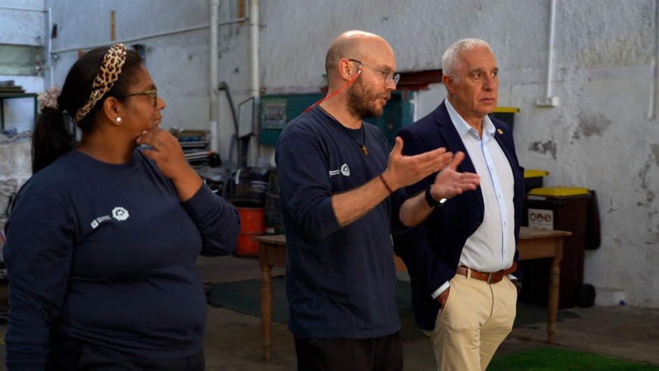 Ministro del Interior junto a coordinadores de la Cooperativa Burgues 