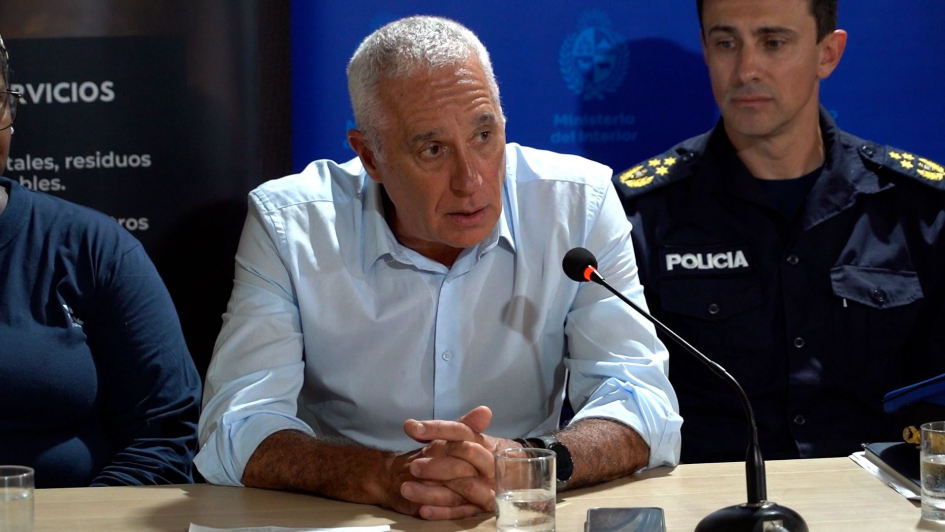 Ministro del Interior junto a Subdirector Administrativo de la Policía Nacional en firma de convenio