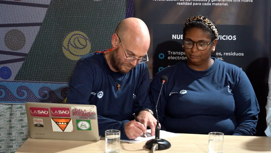 Coordinador Cooperativa Burgues firma convenio 