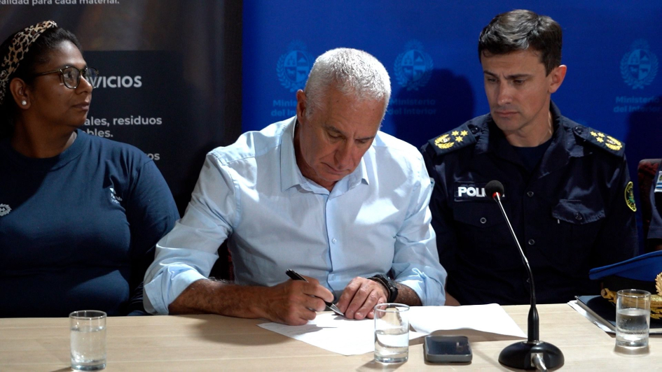 Ministro del Interior Firma convenio 