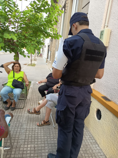 Policía charlando con vecino Policía charlando con vecino