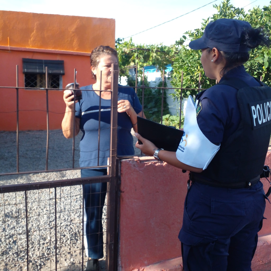 Policía charlando con vecino Policía charlando con vecino