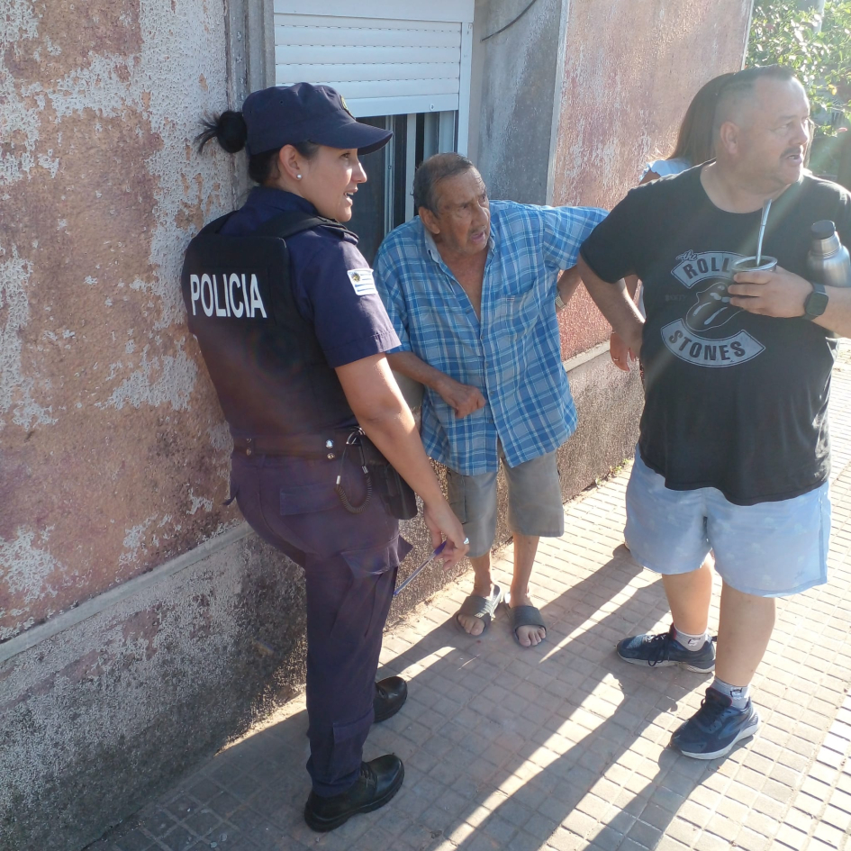 Policía charlando con vecino Policía charlando con vecino