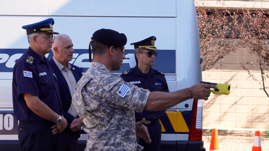 Autoridades del Ministerio del Interior en demostración de la nueva tecnología incorporada