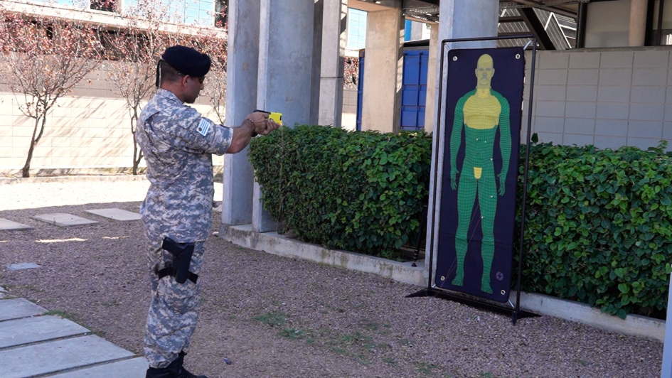 Subdirector de la Guardia Republicana realizando demostración de TASER