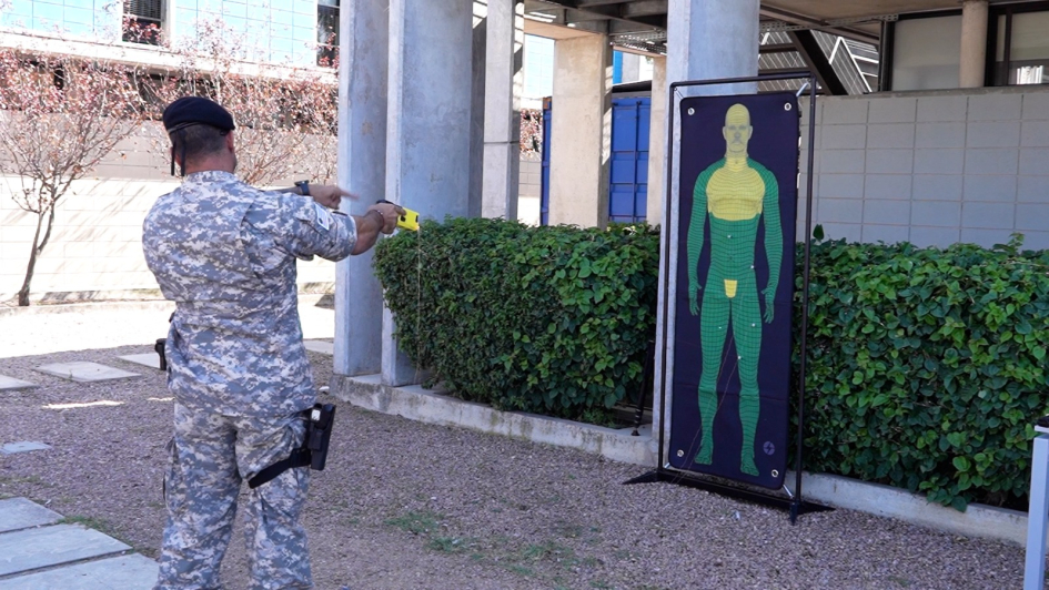 Subdirector de la Guardia Republicana realizando demostración de TASER