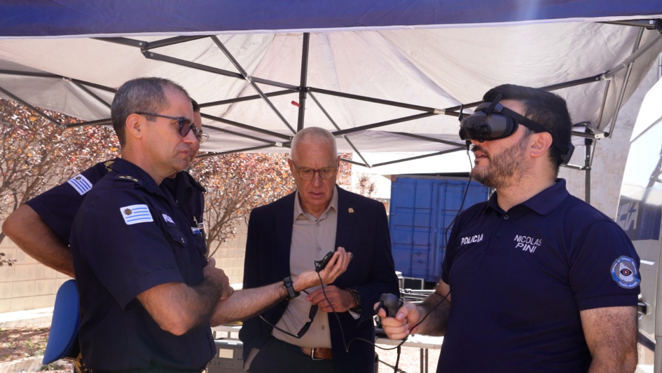 Autoridades del Ministerio del Interior en demostración de la nueva tecnología incorporada