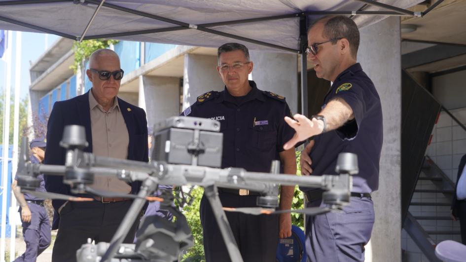 Autoridades del Ministerio del Interior en demostración de la nueva tecnología incorporada