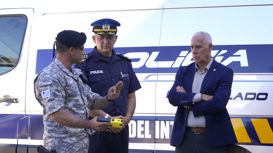 Autoridades del Ministerio del Interior en demostración de la nueva tecnología incorporada