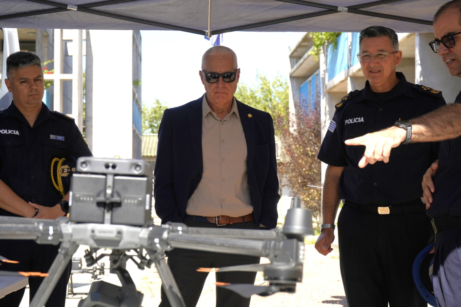 Autoridades del Ministerio del Interior en demostración de la nueva tecnología incorporada