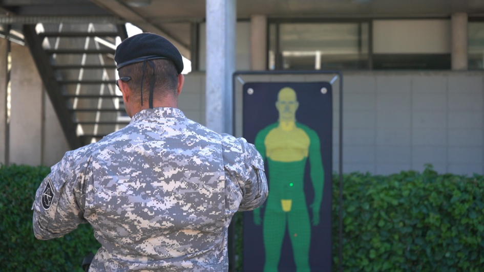 Subdirector de la Guardia Republicana realizando demostración de TASER
