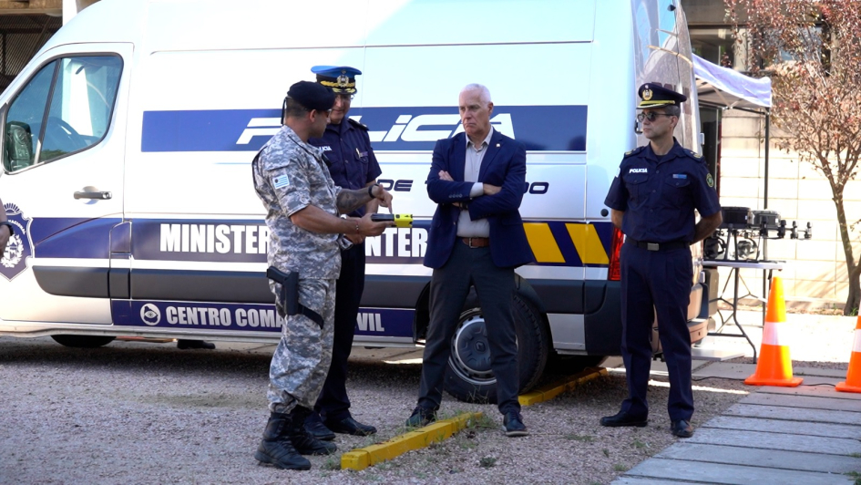 Autoridades del Ministerio del Interior en demostración de la nueva tecnología incorporada