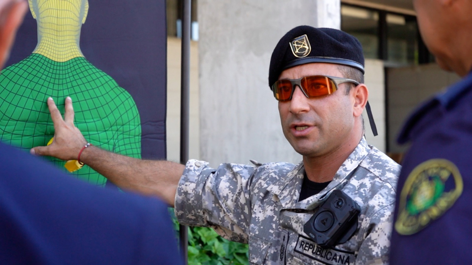 Subdirector de la Guardia Republicana realizando demostración de TASER