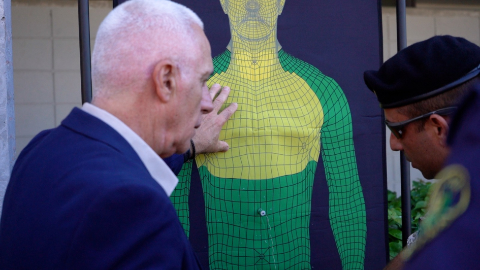 Ministro del Interior y Subdirector de la Guardia Republicana en demostración del dispositivo TASER