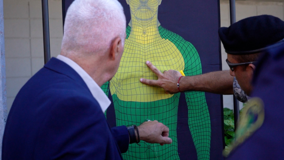 Ministro del Interior y Subdirector de la Guardia Republicana en demostración del dispositivo TASER