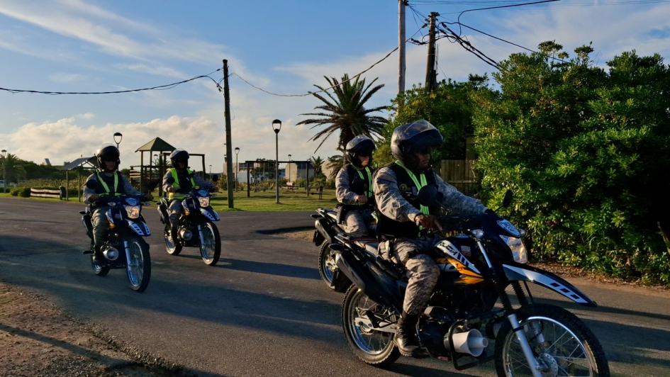 Cuatro policías Unidad Puma en motocicleta circulan en una calle por José Ignacio..