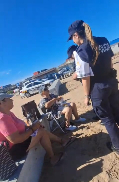 Policías entregando folletería Policías entregando folletería