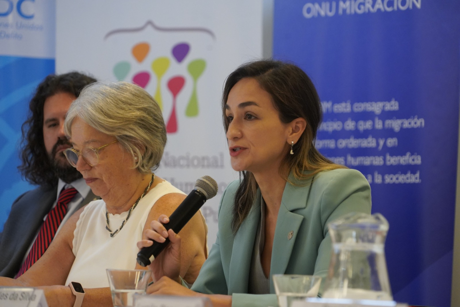 Panel de autoridades en lanzamiento de proyecto