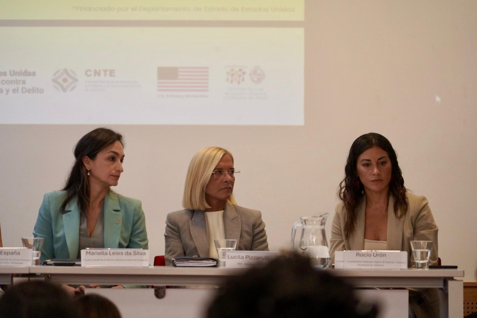 Panel de autoridades en lanzamiento de proyecto