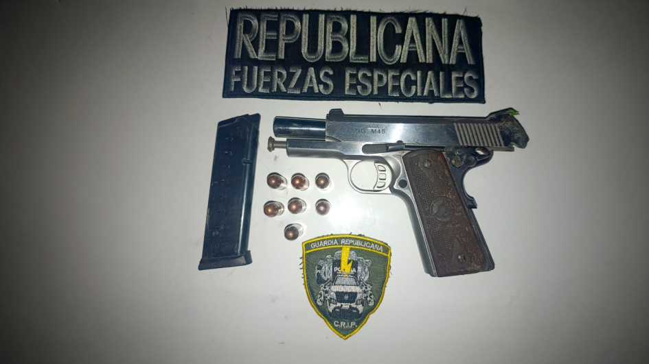 Objetos incautados, arma, cargador y municiones