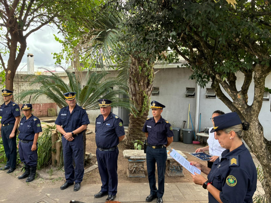Tres principales autoridades policiales de la Jefatura junto a otros policías