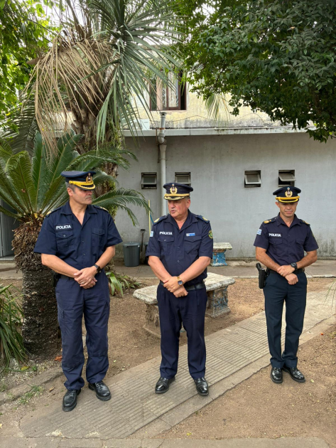 Tres principales autoridades policiales de la Jefatura parados frente a la Seccional 2.ª.