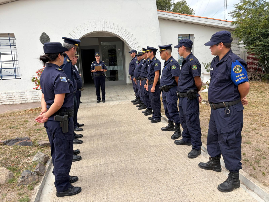 Funcionarios policiales formados frente a la Seccional 11.ª.