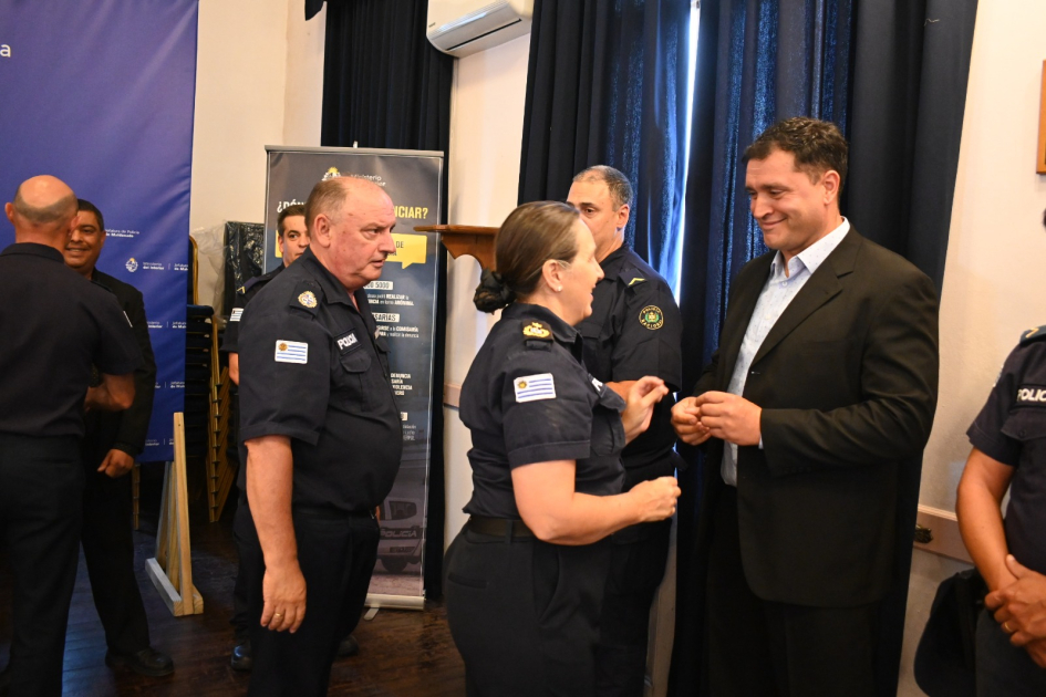 Policías en el salón de honor de dicha Jefatura.