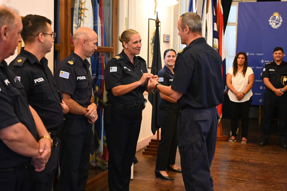 Policías recibiendo reconocimiento en el salón de honor.