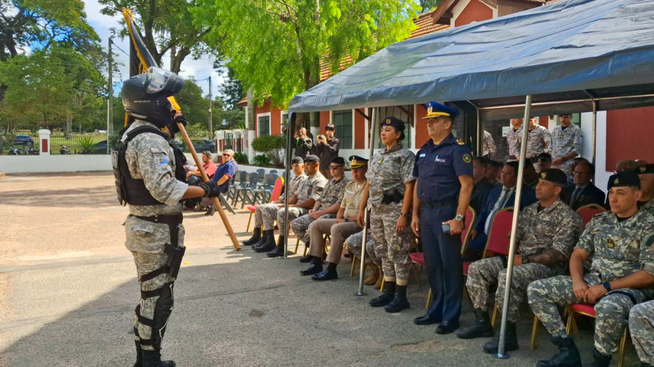 Jefe de parada de ceremonia frente a Autoridades