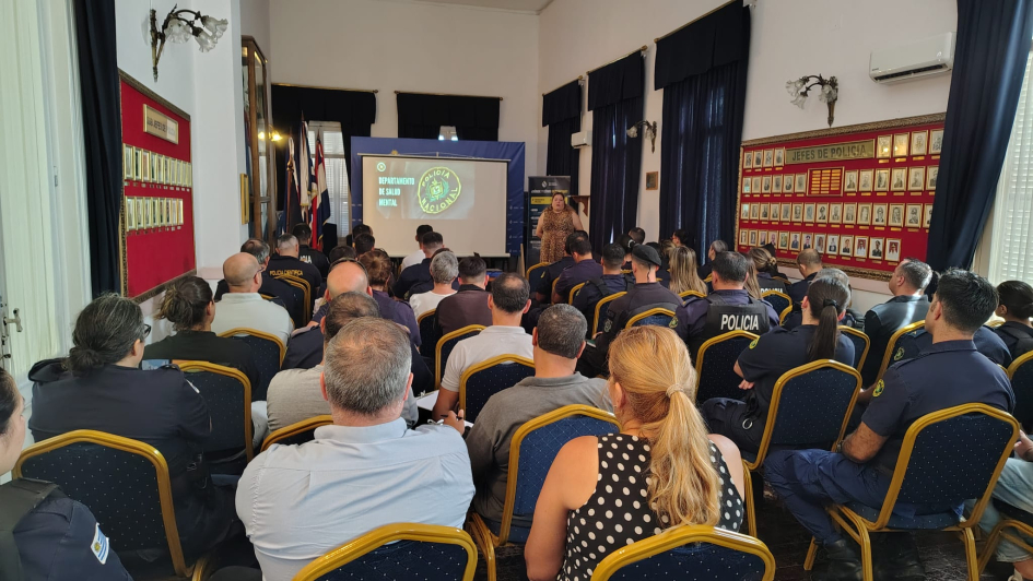 Funcionarios policiales en taller de suicidio