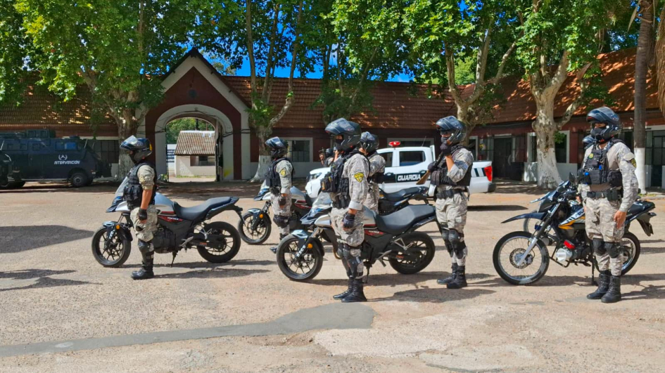 Formación de policías de la Unidad PUMA con motos en plaza de armas