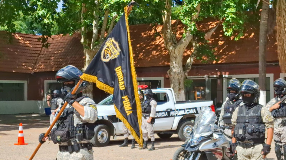 Efectivos de Guardia Republicana con estandarte PUMA, motos y patrulla en formación