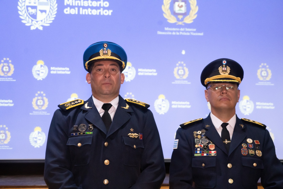 Se realizó la ceremonia de entrega de fustas y bastones, símbolos de mando de la Policía Nacional Se realizó la ceremonia de entrega de fustas y bastones, símbolos de mando de la Policía Nacional